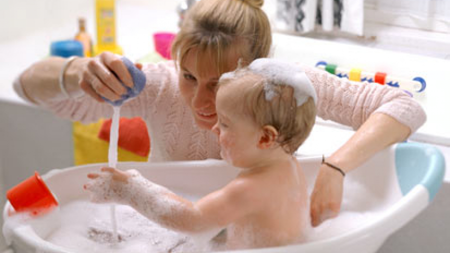 Купание малыша: основные правила проведения водных процедур