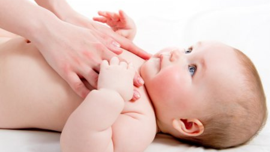 Физическое развитие ребенка в 2 месяца при помощи массажа