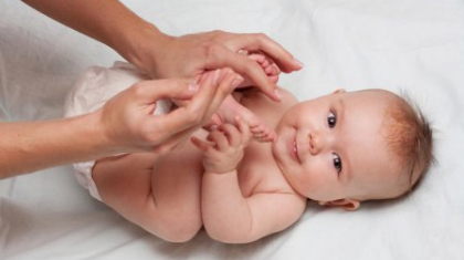 Физическое развитие ребенка в 5 месяцев при помощи массажа