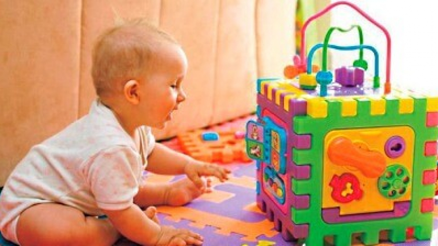 Умственное развитие ребенка в 6 месяцев при помощи игр