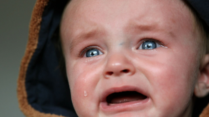 Как успокоить ребенка грудного когда он плачет